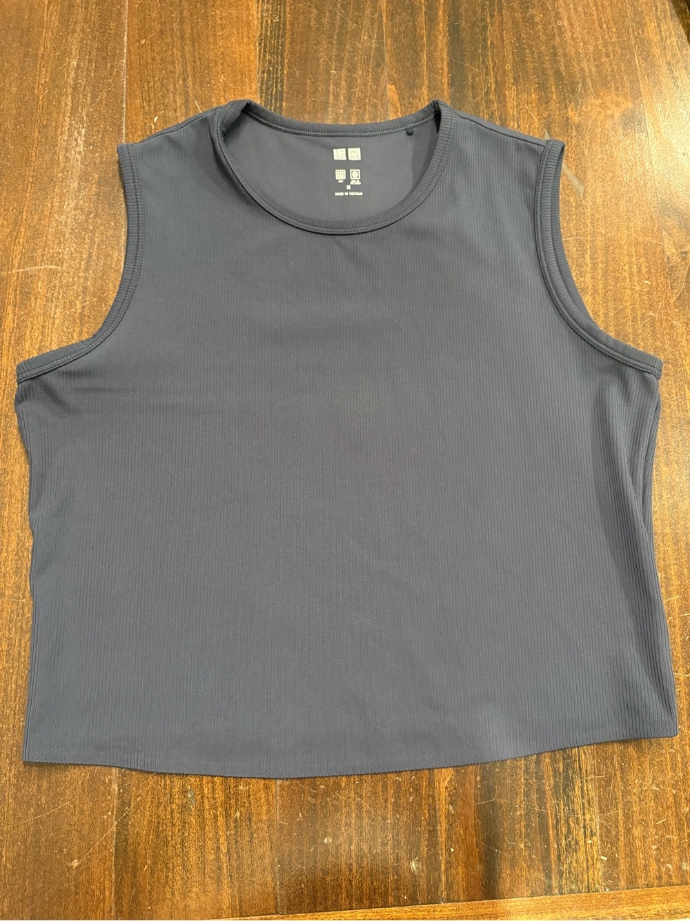 UNIQLO AIRism Ribbed Tank in Navy